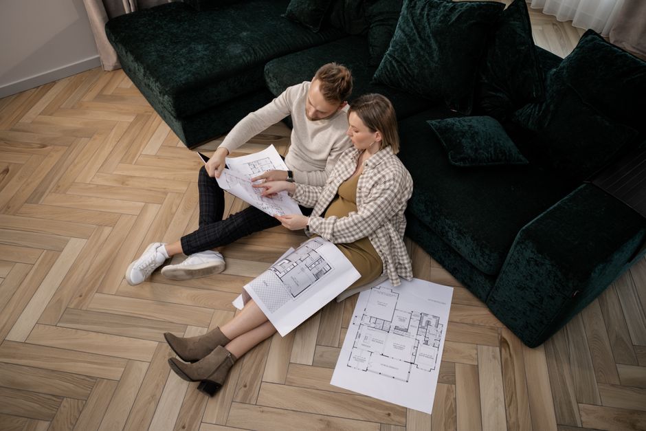 How Can I Make a Modern Living Room Feel Warm and Inviting Without Clutter?